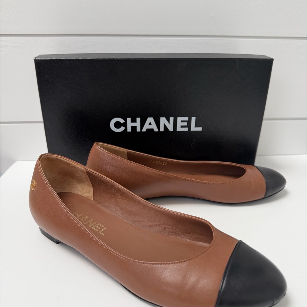 CHANEL Brown Leather Flats with Black Cap - Picture 3 of 5